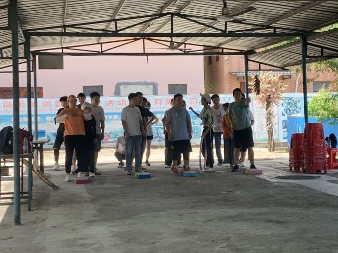 優(yōu)卡特員工玩摸石頭過河游戲