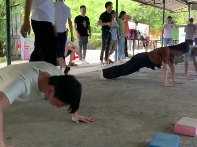 優(yōu)卡特員工玩摸石頭過河游戲懲罰